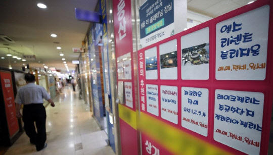 임대차 3법의 도입을 앞둔 가운데, 7·10 부동산 대책까지 발표되면서 전세시장의 불안정세가 지속되고 있다. 정부의 부동산 대책 이후 최근 시장에서는 전세가격 매물이 더 오른 것으로 나타났다. 사진은 서울 송파구 한 중개업소의 모습. <연합뉴스>